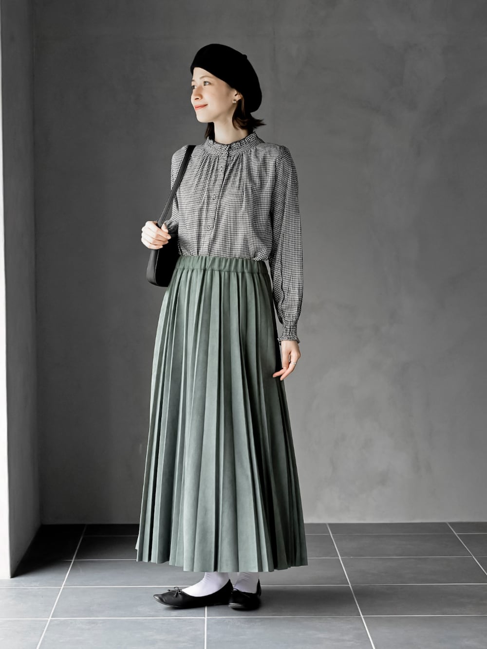 ブラック系のシャツ/ブラウス、グリーン系のスカート、ブラック系のハンチング/ベレー帽を着用したレディースの秋コーディネートの1枚目の写真