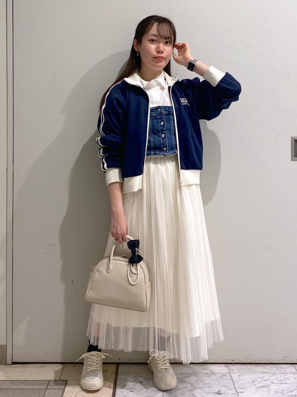 「ロペピクニック、ropepicnic_snap、2BUY10%OFF対象商品、Wminibag_pickup、Wshirt_pickup、RP25SSライトアウター、初春コーデ、春コーデ、デートコーデ、お出かけコーデ、旅行コーデ、女子会コーデ、大人カジュアル、レイヤード、パンツスタイル」｜「ROPE' PICNICのパールショートネックレス（ネックレス、ゴールド系）」を使った、ゆたさん（レディース・155cm）の春コーディネートの1枚目の写真