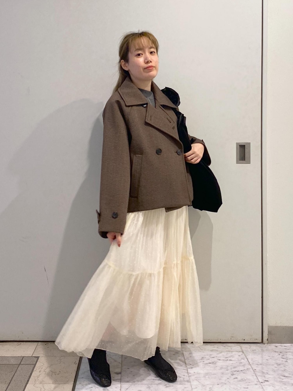 「ラッフル、ドット、ティアードスカート、ベロア、ハート、フェイクファー、リボン、グリッター、初冬コーデ、冬コーデ、デートコーデ、お出かけコーデ、旅行コーデ、女子会コーデ、スカートスタイル」｜「ROPE' PICNICの2WAY/ベロアフリルワンショルダーバッグ（ショルダーバッグ、ブラック系）」を使った、ゆたさん（レディース・155cm）の秋コーディネートの1枚目の写真