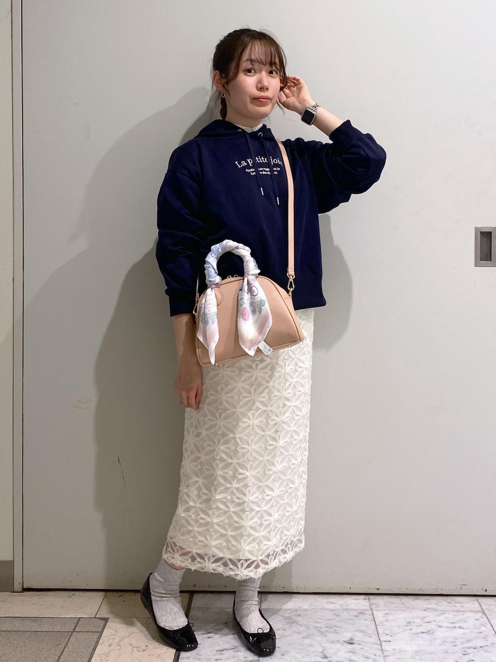 「ロペピクニック、ropepicnic_snap、初春コーデ、春コーデ、デートコーデ、お出かけコーデ、旅行コーデ、女子会コーデ、レイヤード、スカートスタイル、フェミニンコーデ、コラボアイテム、ROPÉ PICNIC、ナチュラル、ブルべ夏」｜「ROPE' PICNICの花粉ガード・防シワ/レギュラーシャツ（シャツ/ブラウス、ホワイト系）」を使った、ゆたさん（レディース・155cm）の春コーディネートの1枚目の写真