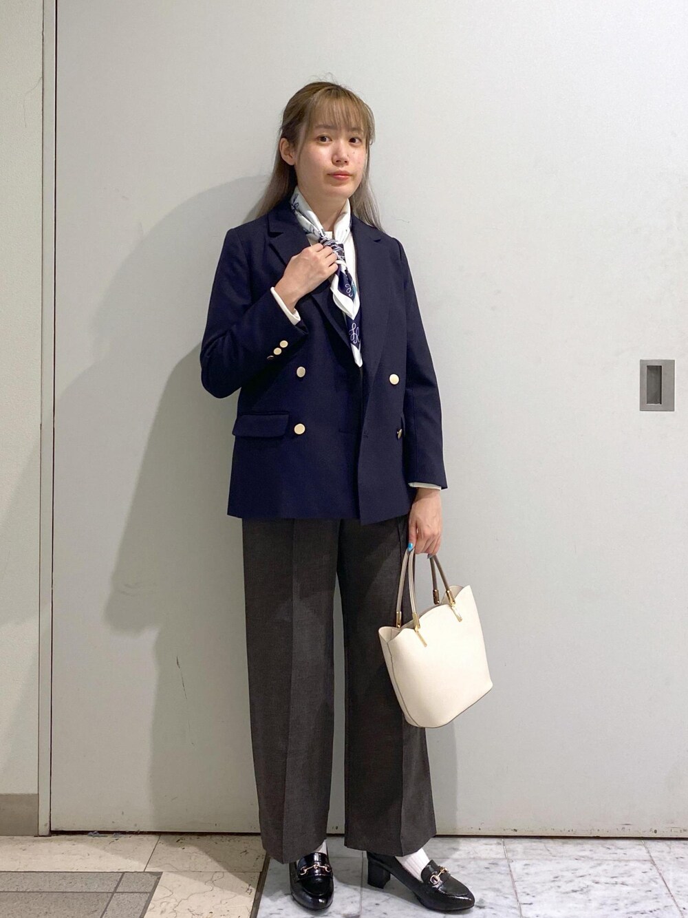 「ropepicnic_snap、2WAY、HARUTA、WMボトムス_pickup、初秋コーデ、秋コーデ、授業参観日コーデ、お出かけコーデ、旅行コーデ、パンツスタイル、きれいめコーデ、ROPÉ PICNIC、ナチュラル、ブルべ夏、混合」｜「HARUTAのROPE' PICNIC PASSAGE byHARUTA/リンクルエナメルヒールアップローファー（ローファー、ブラック系）」を使った、ゆたさん（レディース・155cm）の秋コーディネートの1枚目の写真