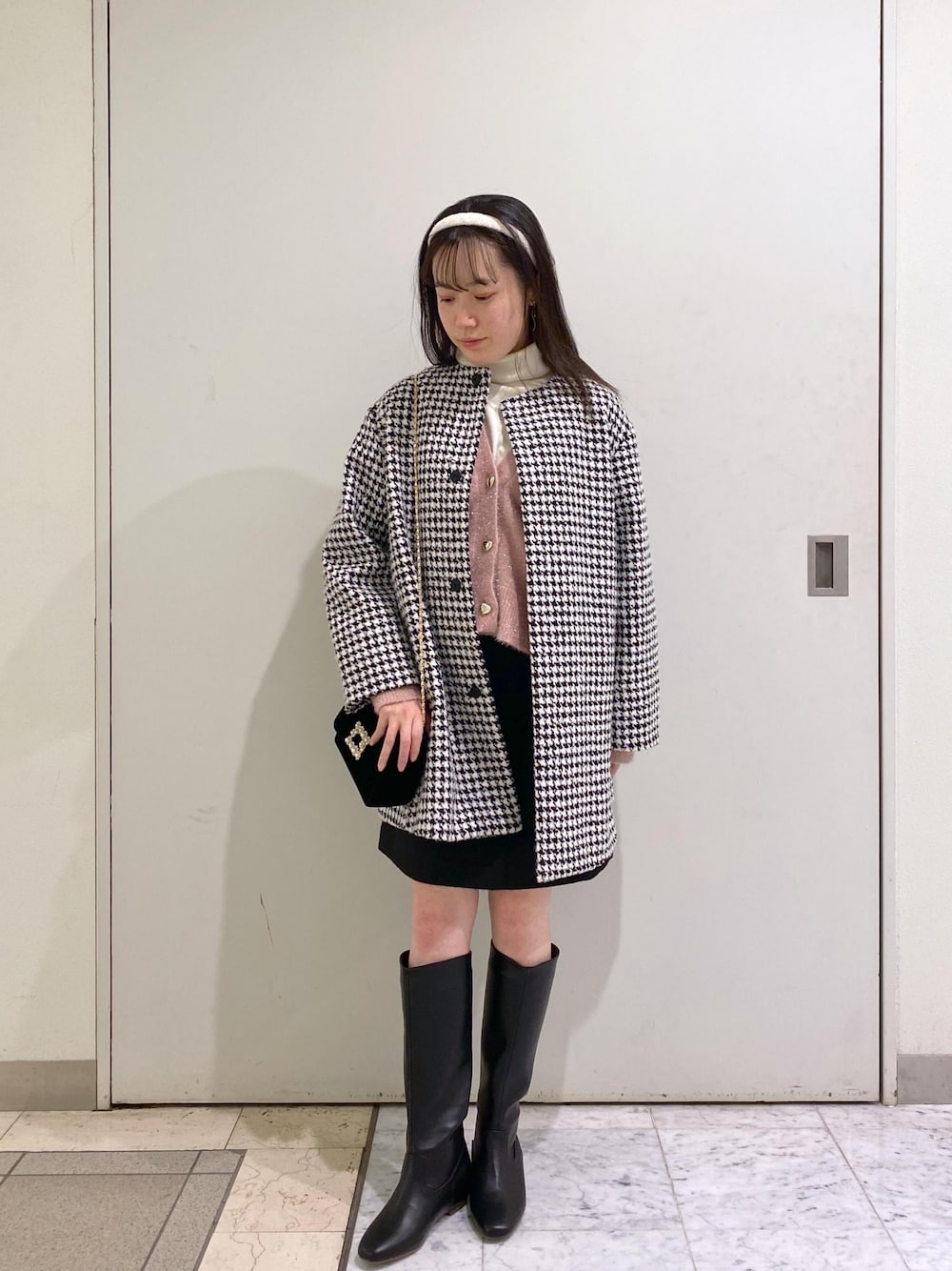 「GDM53160、GDK14120、GDC53110、GDO53080、GIA63110、GIX63110、GIZ83030、ropepicnic_snap、2023AW、カーディガン、コート、カチューシャ、ブラック、ホワイト、ニット」｜「ROPE' PICNICのリンクコーデ/シャギーチェック台形スカート（スカート、ブラック系）」を使った、ゆたさん（レディース・155cm）の冬コーディネートの1枚目の写真