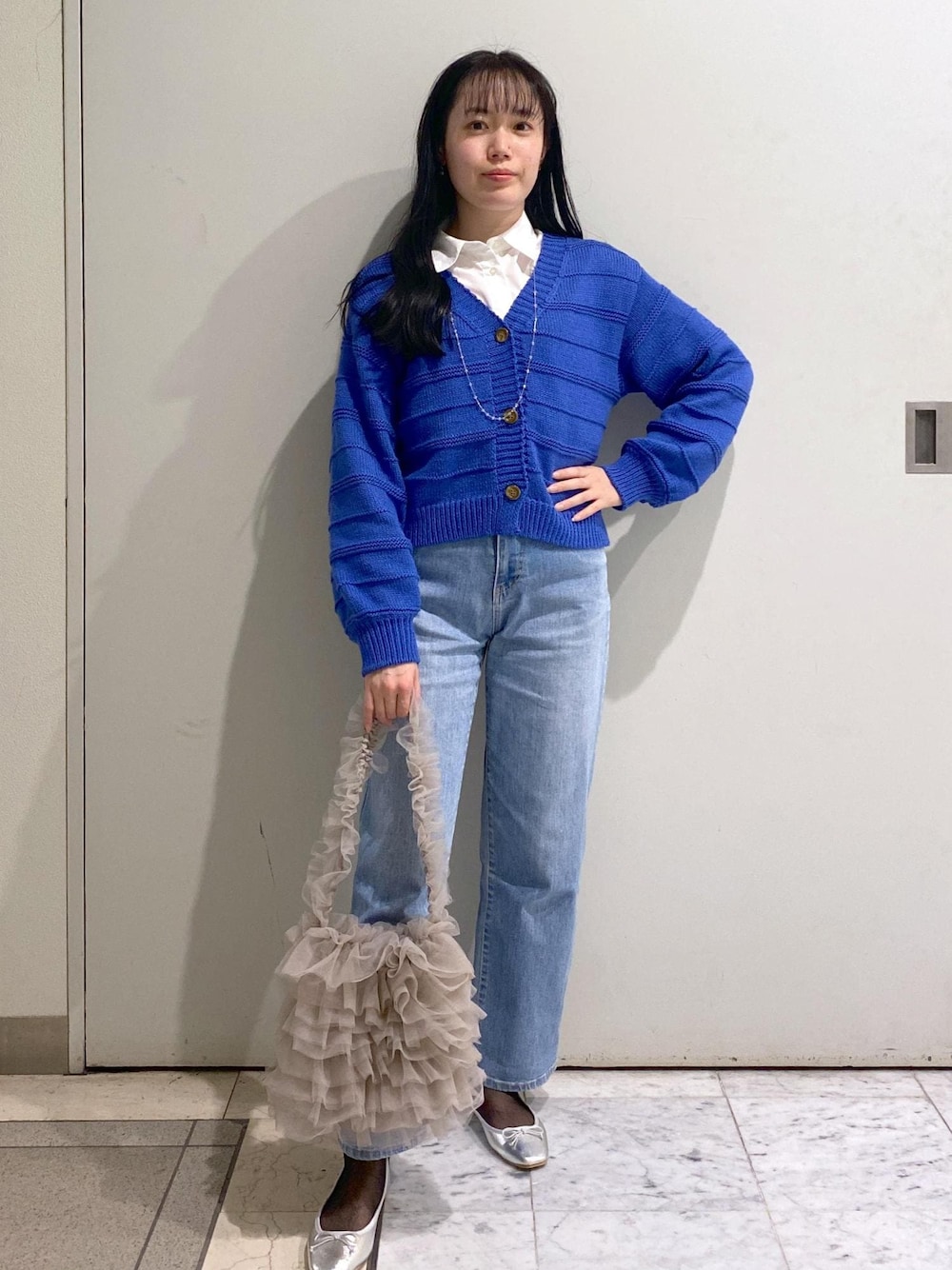 「ロペピクニック、ropepicnic_snap、初春コーデ、春コーデ、お出かけコーデ、フェスコーデ、推し活コーデ、女子会コーデ、大人カジュアル、レイヤード、パンツスタイル、カジュアルコーデ、ROPÉ PICNIC、ナチュラル、ブルべ夏」｜「ROPE' PICNICの16mmカーブラウンドバックルベルト（ベルト、ブラック系）」を使った、ゆたさん（レディース・155cm）の春コーディネートの1枚目の写真