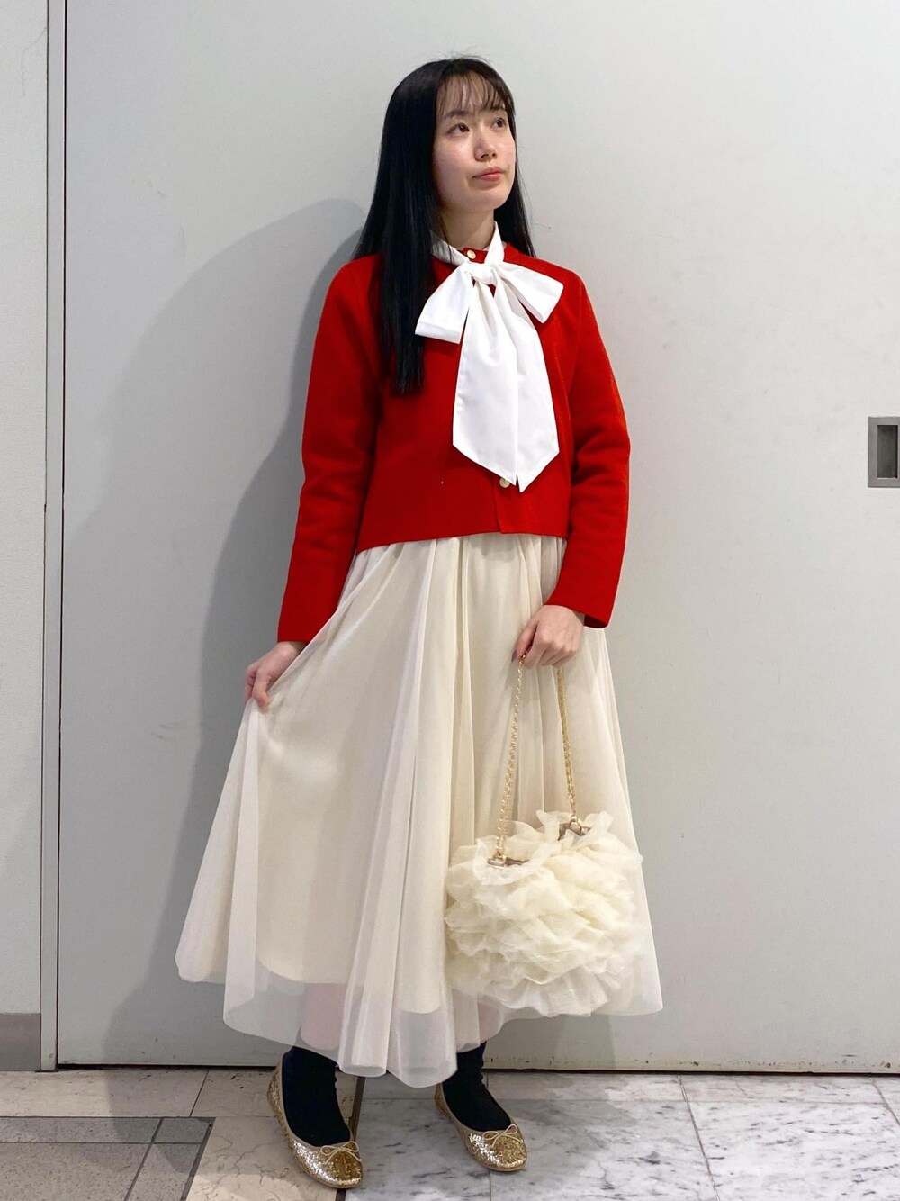 「ロペピクニック、ropepicnic_snap、ボウタイ、リボン、赤、レッド、チュール、チュールスカート、グリッター、25_2w_MD_pickup、初冬コーデ、冬コーデ、デートコーデ、お出かけコーデ、旅行コーデ」｜「ROPE' PICNICのキラキラチュールスカート（スカート、ベージュ系）」を使った、ゆたさん（レディース・155cm）の冬コーディネートの1枚目の写真
