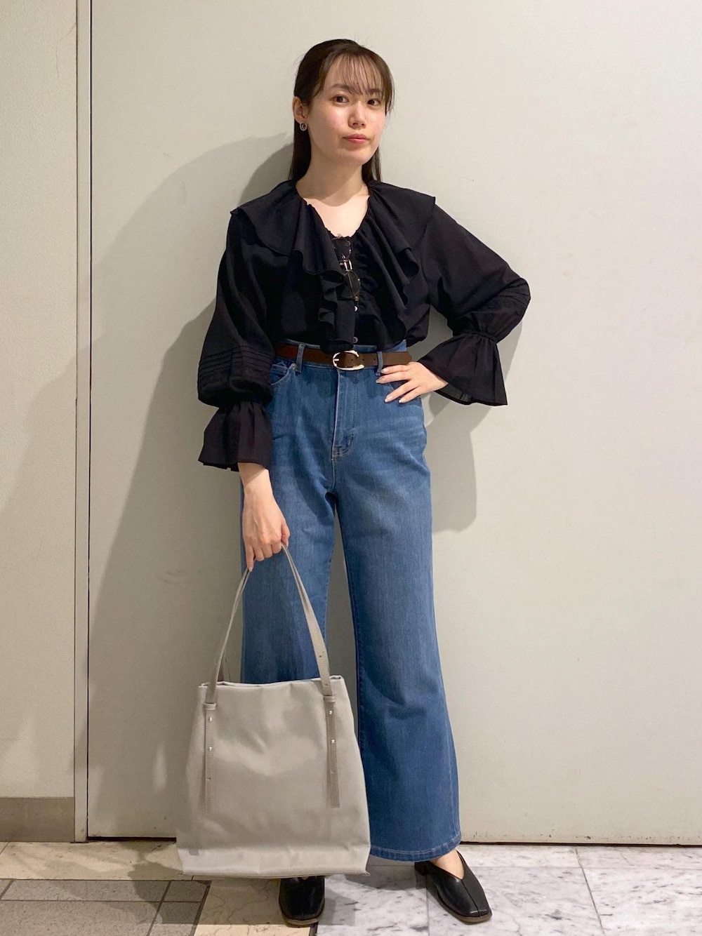 「ロペピクニック、ropepicnic_snap、RP2504、Wbottoms_pickup、春コーデ、初夏コーデ、デートコーデ、お出かけコーデ、旅行コーデ、フェスコーデ、推し活コーデ、女子会コーデ、大人カジュアル、パンツスタイル、体型カバー」｜「ROPE' PICNICの【ウエスト革命デニム】ウエストシェイプフレアデニムパンツ（デニムパンツ、ブルー系）」を使った、ゆたさん（レディース・155cm）の春コーディネートの1枚目の写真