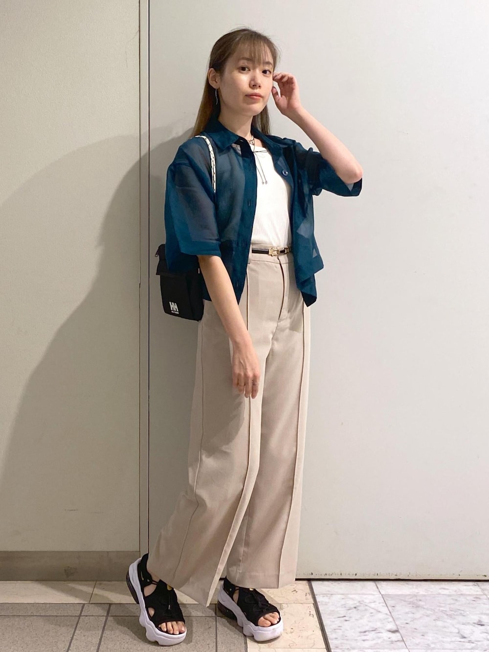 「ロペピクニック、ropepicnic_snap、初夏コーデ、夏コーデ、デートコーデ、お出かけコーデ、推し活コーデ、女子会コーデ、大人カジュアル、パンツスタイル、カジュアルコーデ、ヘルシーコーデ、ROPÉ PICNIC、ナチュラル、ブルべ夏」｜「ROPE' PICNICの【接触冷感】ハーフスリーブシアーシャツ（シャツ/ブラウス、グリーン系）」を使った、ゆたさん（レディース・155cm）の夏コーディネートの1枚目の写真