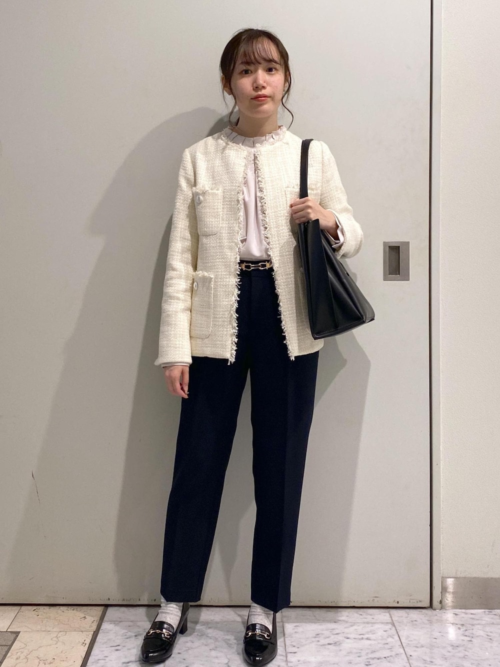 「ロペピクニック、ropepicnic_snap、ツイード、花粉ガード、UVカット、HARUTA、2WAY、テーパードパンツ、初春コーデ、春コーデ、お仕事コーデ、セレモニーコーデ、卒業式コーデ、卒園式コーデ、授業参観日コーデ」｜「ROPE' PICNICのA4対応/ダブルハンドルトートバッグ（トートバッグ、ブラック系）」を使った、ゆたさん（レディース・155cm）の冬コーディネートの1枚目の写真