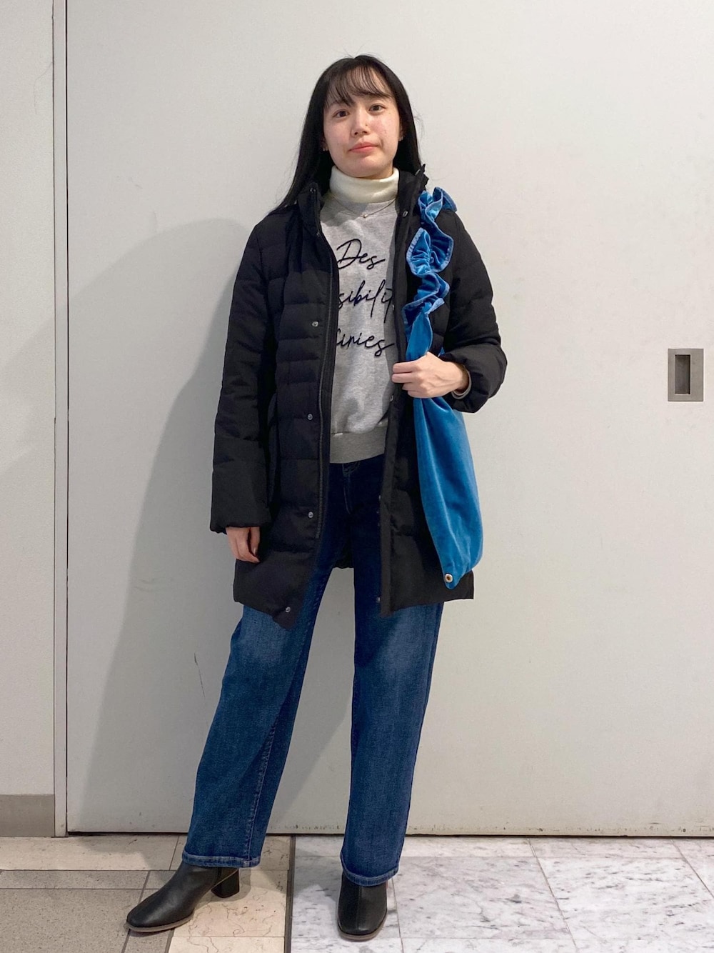 「タートルネック、裏毛、刺繍、デニム、ベロア、フリル、ハート、初冬コーデ、冬コーデ、お出かけコーデ、旅行コーデ、大人カジュアル、パンツスタイル、カジュアルコーデ、ROPÉ PICNIC」｜「ROPE' PICNICの【ご好評につき追加生産】【ウエスト革命デニム】ウエストシェイプハイライズマムジーンズ（デニムパンツ、ブルー系）」を使った、ゆたさん（レディース・155cm）の冬コーディネートの1枚目の写真