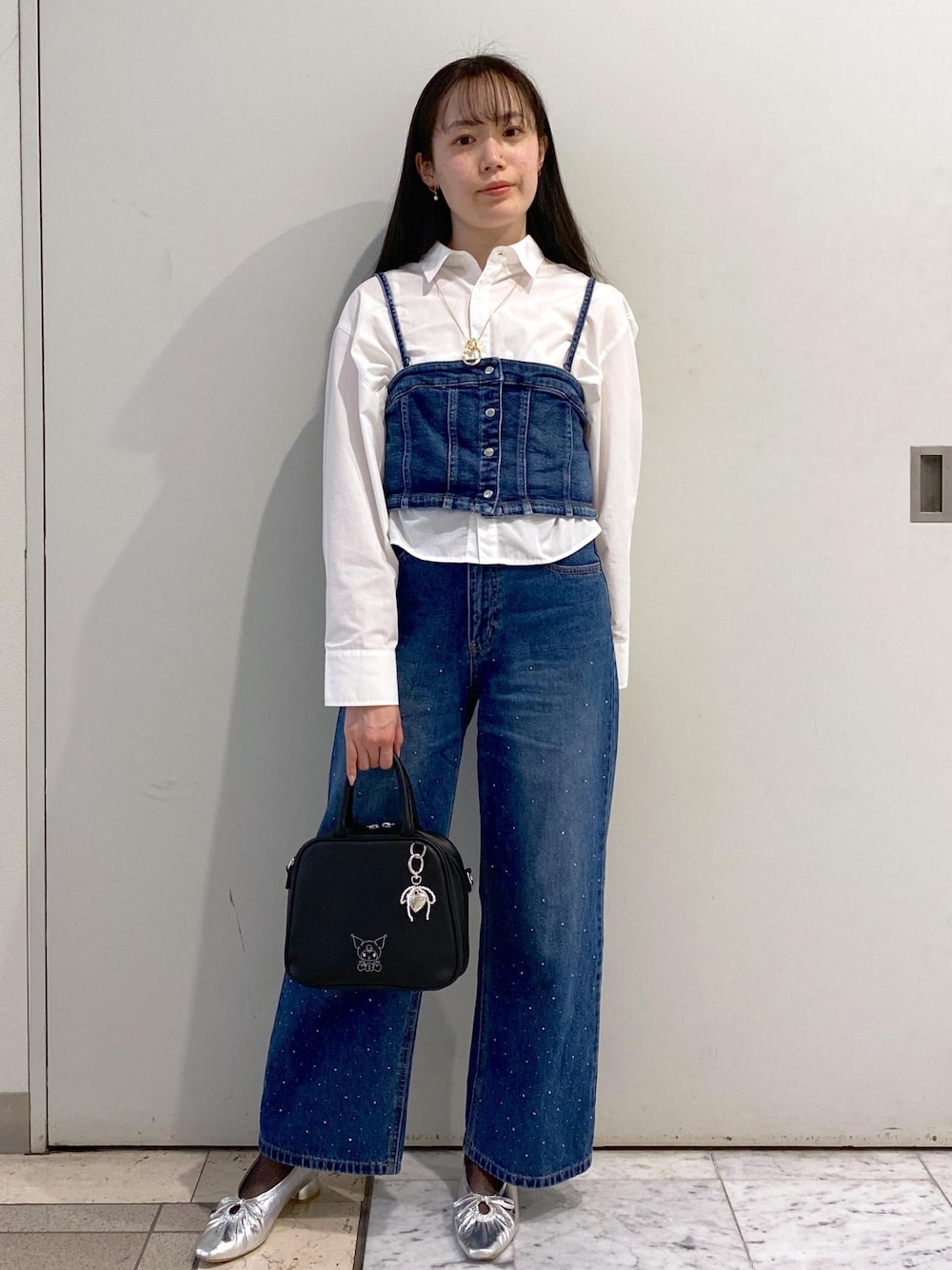 「ロペピクニック、ropepicnic_snap、初春コーデ、春コーデ、デートコーデ、お出かけコーデ、旅行コーデ、フェスコーデ、女子会コーデ、大人カジュアル、レイヤード、パンツスタイル、カジュアルコーデ、コラボアイテム、ROPÉ PICNIC」｜「ROPE' PICNICのリボンギャザーミドルヒールパンプス（パンプス、シルバー系）」を使った、ゆたさん（レディース・155cm）の春コーディネートの1枚目の写真