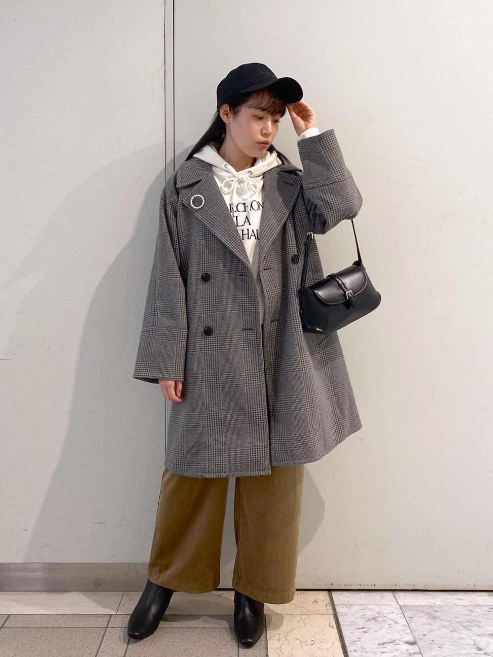 「ワイドパンツ、ベロア、コーデュロイ、アンクルブーティ、ニューエラ、冬コーデ、お出かけコーデ、旅行コーデ、大人カジュアル、パンツスタイル、カジュアルコーデ、ROPÉ PICNIC、ナチュラル、ブルべ夏、混合」｜「ROPE' PICNICの刺繍ロゴ裏毛フーディー（パーカー、ホワイト系）」を使った、ゆたさん（レディース・155cm）の冬コーディネートの1枚目の写真