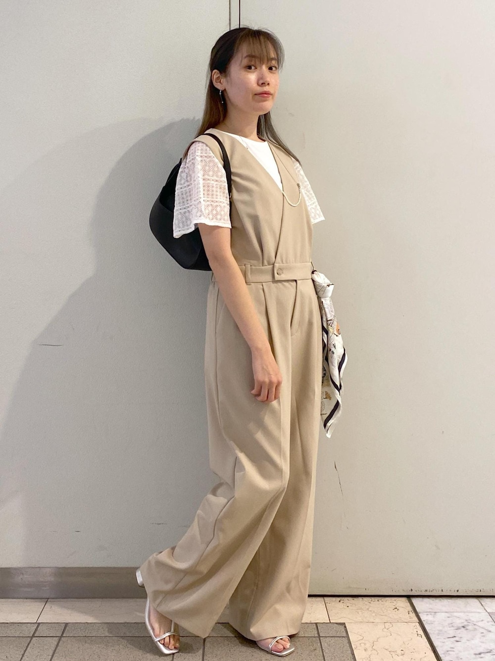 「ロペピクニック、ropepicnic、初夏コーデ、夏コーデ、デートコーデ、お出かけコーデ、旅行コーデ、女子会コーデ、大人カジュアル、レイヤード、パンツスタイル、体型カバー、カジュアルコーデ、ROPÉ PICNIC、ナチュラル」｜「ROPE' PICNICのリボンディテールワンハンドルバッグ（ハンドバッグ、ブラック系）」を使った、ゆたさん（レディース・155cm）の夏コーディネートの1枚目の写真