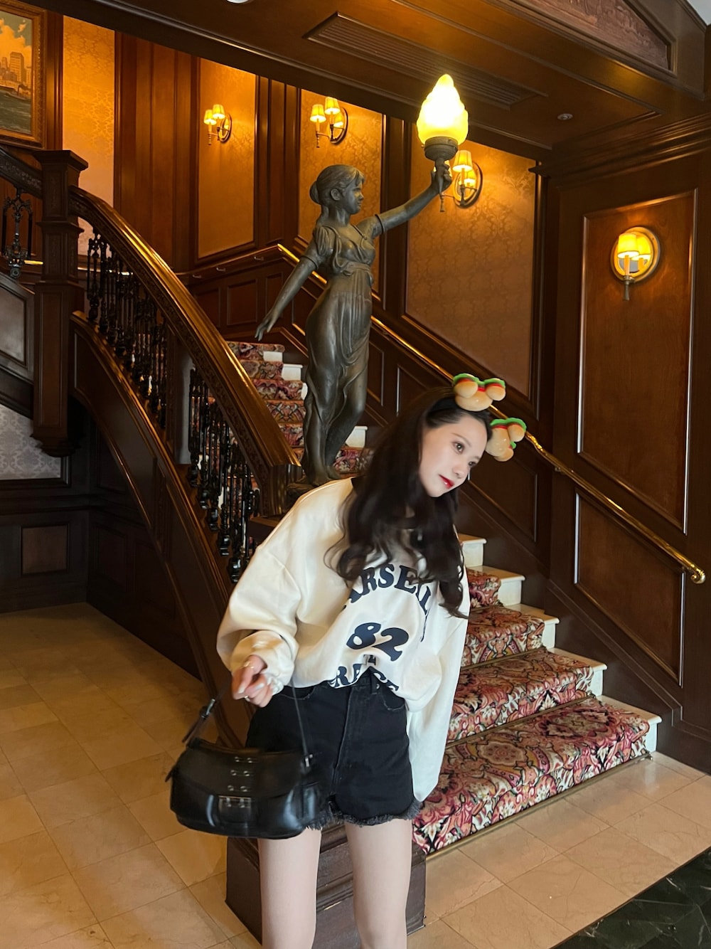 「おでかけコーデ、ディズニーコーデ」｜「ZARAのアイテム（スウェット、ホワイト系）」を使った、ayaさん（レディース・160cm）の春コーディネートの1枚目の写真