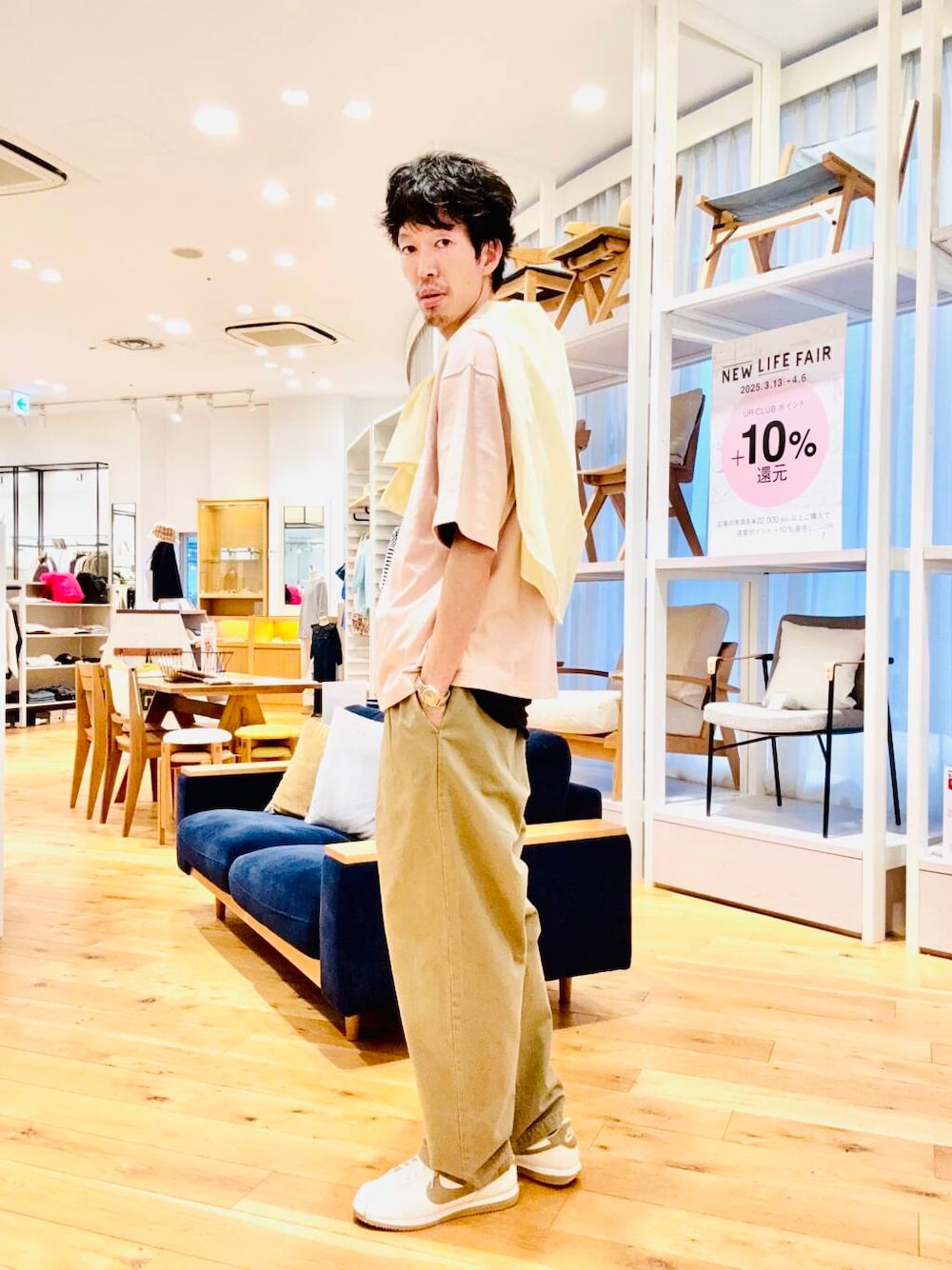 ベージュ系のその他パンツ、イエロー系のシャツ/ブラウスを着用したメンズの春コーディネートの1枚目の写真