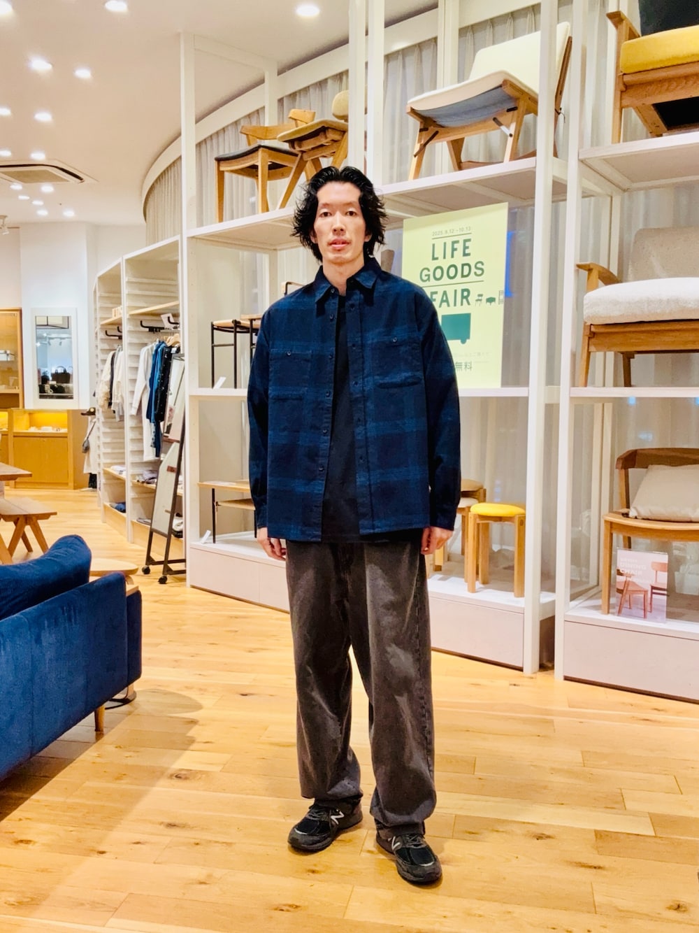 ブルー系のシャツ/ブラウスを着用したメンズの秋コーディネートの1枚目の写真