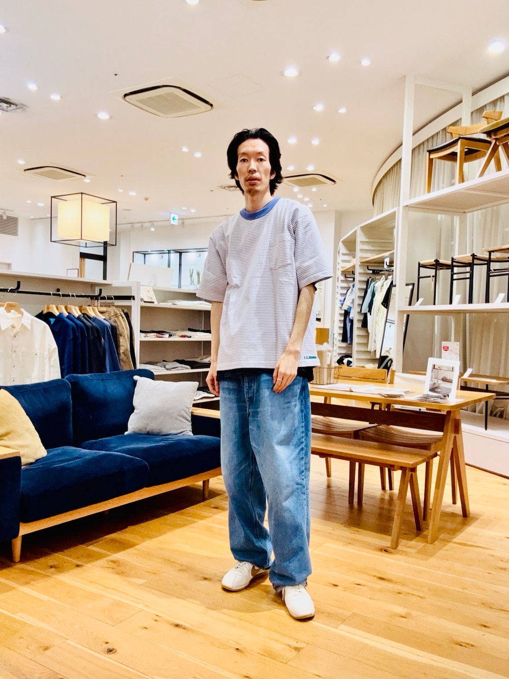 ブルー系のTシャツ/カットソーを着用したメンズの春コーディネートの1枚目の写真