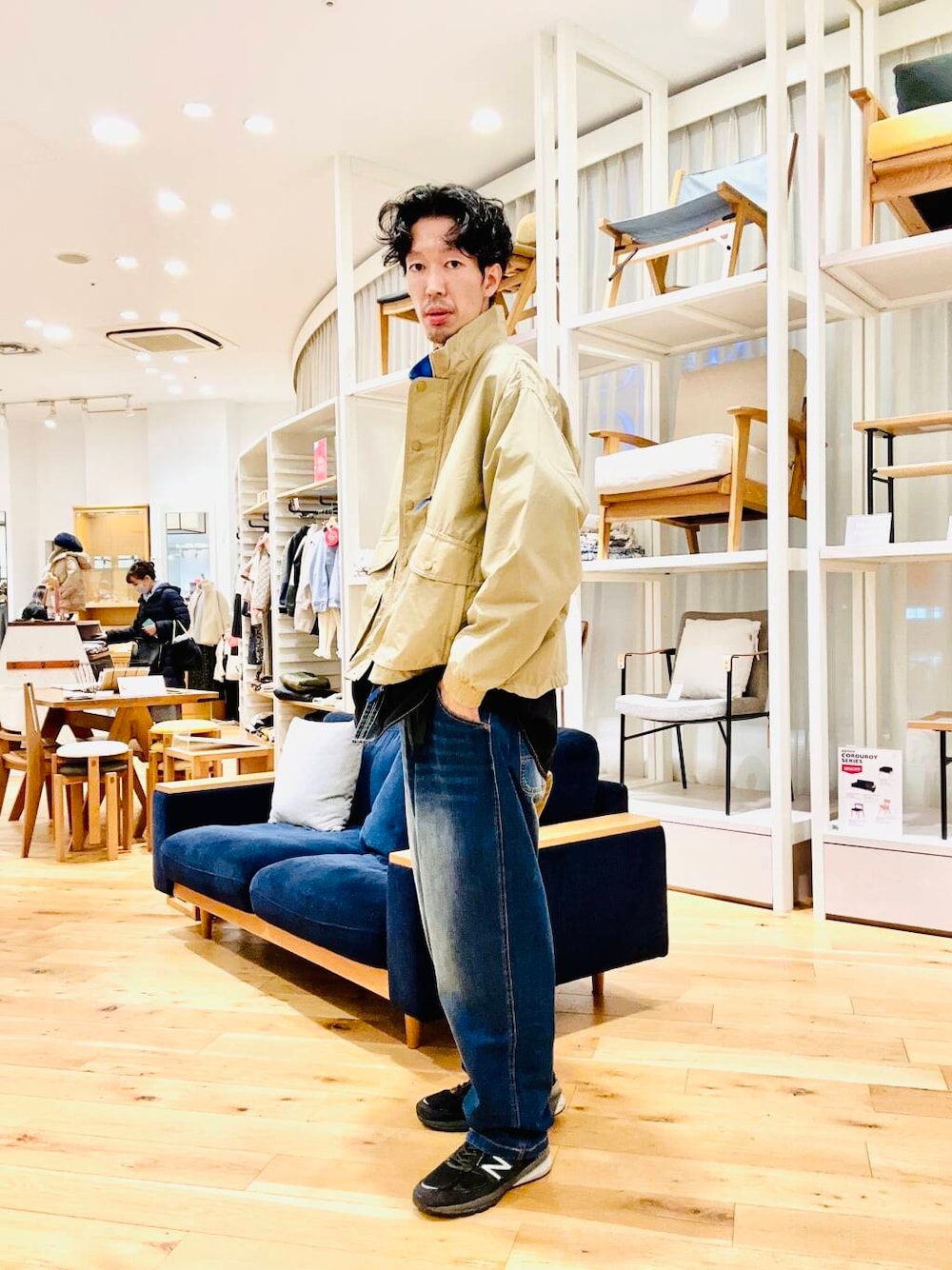 ブルー系のデニムパンツ、ベージュ系のテーラードジャケットを着用したメンズの冬コーディネートの1枚目の写真