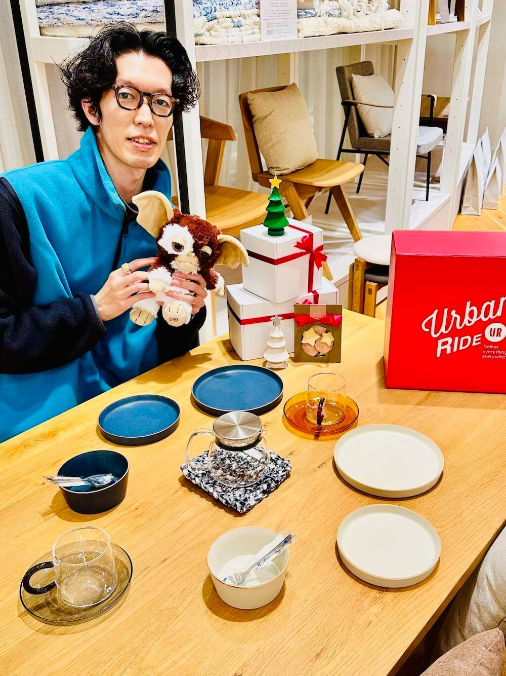 ホワイト系の食器、ブルー系の食器、ブルー系のキッチンツールを着用したメンズの冬コーディネートの1枚目の写真