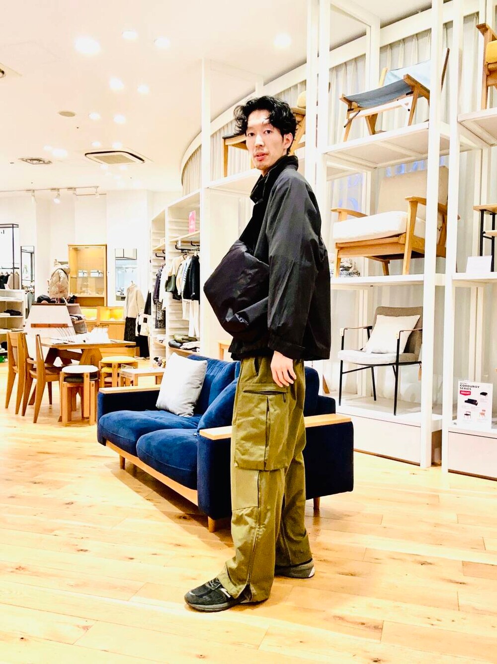 グレー系のショルダーバッグ、ブラック系のブルゾンを着用したメンズの冬コーディネートの1枚目の写真