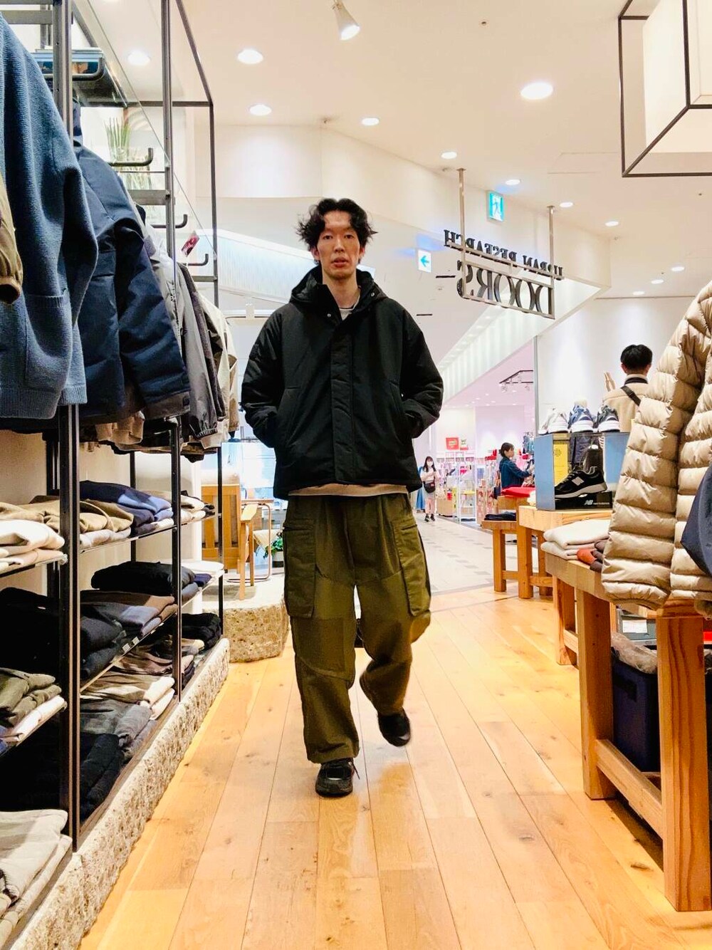 ブラック系のテーラードジャケットを着用したメンズの秋コーディネートの1枚目の写真