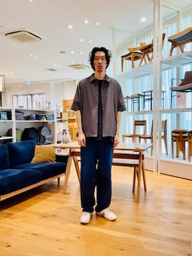「URBAN RESEARCH DOORS（アーバンリサーチドアーズ）の『仁村紗和さん着用』『UR TECH』サマシェア ショートスリーブシャツカーディガン（カーディガン/ボレロ、グレー系）」を使った、Naokiさん（メンズ・187cm）の春コーディネート
