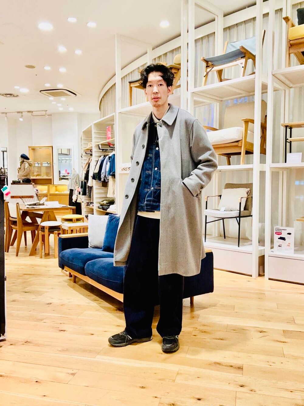 グレー系のその他アウターを着用したメンズの冬コーディネートの1枚目の写真