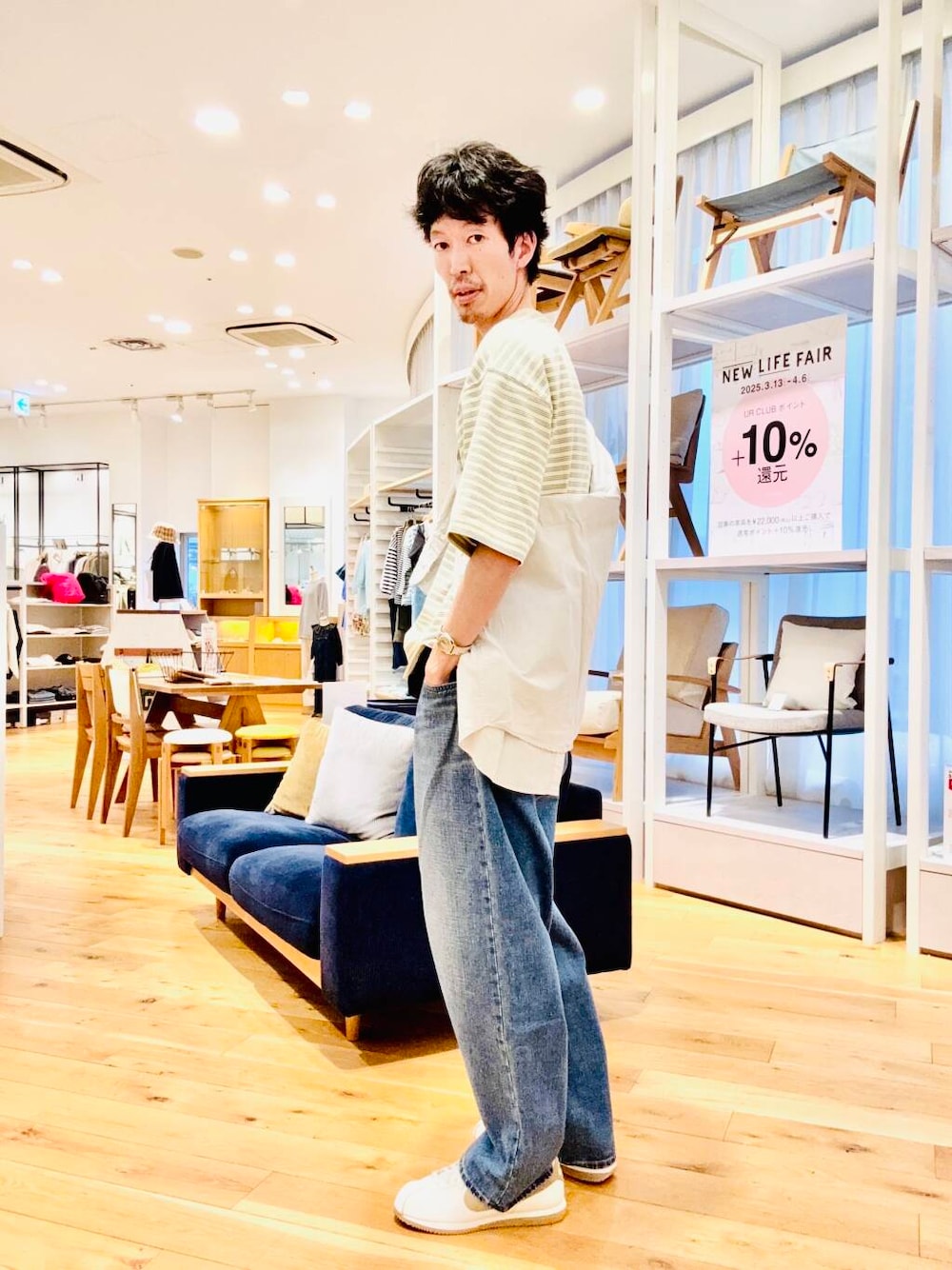 ブルー系のデニムパンツを着用したメンズの春コーディネートの1枚目の写真