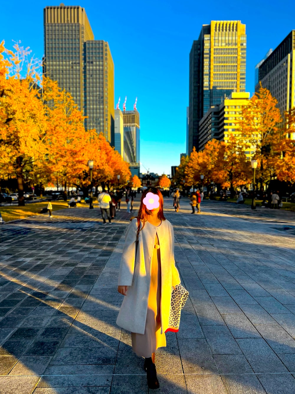 「冬アウター、休日スタイル、ニット/セーター、きれいめコーディネート、秋服、ベージュ」｜「couture broochのビジュー釦ロングコート（ノーカラーコート、ベージュ系）」を使った、ayu.さん（骨格ストレート・レディース・155cm）の秋コーディネートの1枚目の写真