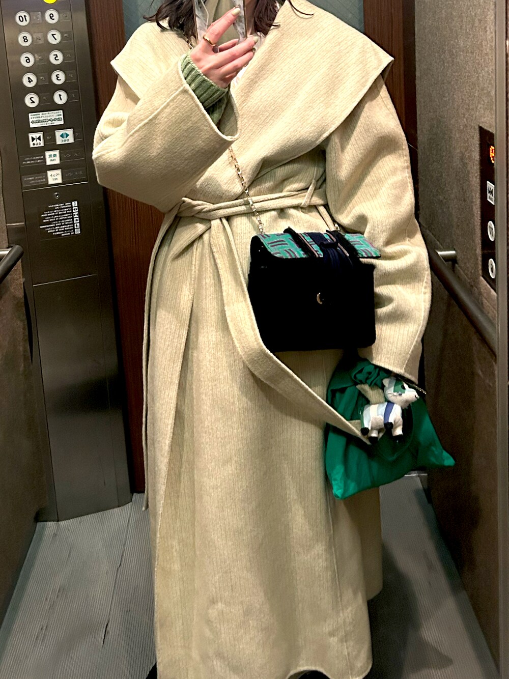 「リックアンドロイのアイテム（ショルダーバッグ、グリーン系）」を使った、meeさん（レディース・159cm）の春コーディネートの1枚目の写真