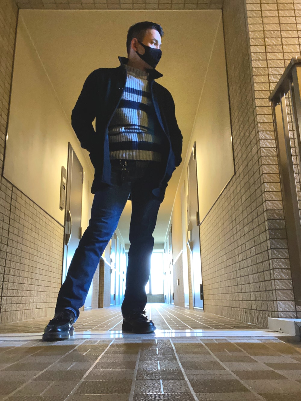 「Dr. Martensのアイテム（ローファー、ブラック系）」を使った、nishiy9さん（メンズ・176cm）の冬コーディネートの1枚目の写真