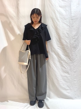 「ITEMS URBANRESEARCH（アイテムズ アーバンリサーチ）のフリルカラーブラウス（シャツ/ブラウス、ブラック系）」を使った、ikumiさん（レディース・157cm）の春コーディネート