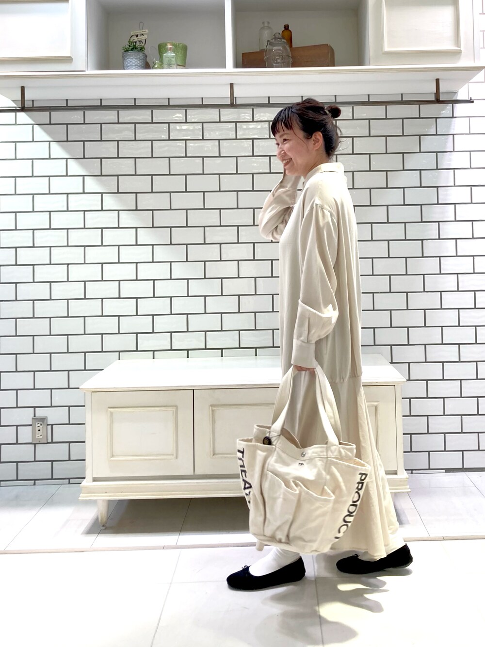 「大人女子、大人ガーリー、ロングワンピース、シンプルコーデ、シアタープロダクツ(THEATRE PRODUCTS)、ワンピースコーデ、フォーマルワンピース、フォーマル」｜「PUAL CE CINの【WEB限定】THEATRE PRODUCTS ガーデンバッグS（ショルダーバッグ、ベージュ系）」を使った、chihakoさん（レディース・155cm）の春コーディネートの1枚目の写真