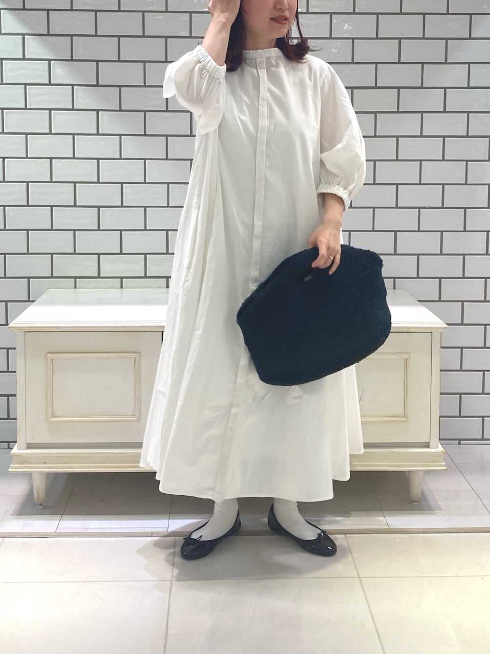 ホワイト系のワンピース、ブルー系のデニムパンツ、ホワイト系のワンピースを着用したレディースの春コーディネートの1枚目の写真