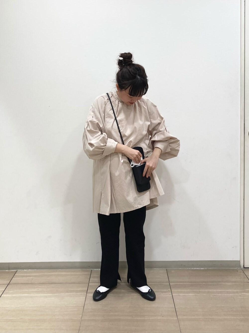 「春、pualcecin、ピュアルセシン、春カラー、シンプル、リブパンツ、パステル映える春、春色、低身長、ボリューム袖、休日コーデ」｜「PUAL CE CINの【サステナブル】ヴィーガンレザーポケットショルダーBAG（ショルダーバッグ、ブラック系）」を使った、chihakoさん（レディース・155cm）の春コーディネートの1枚目の写真
