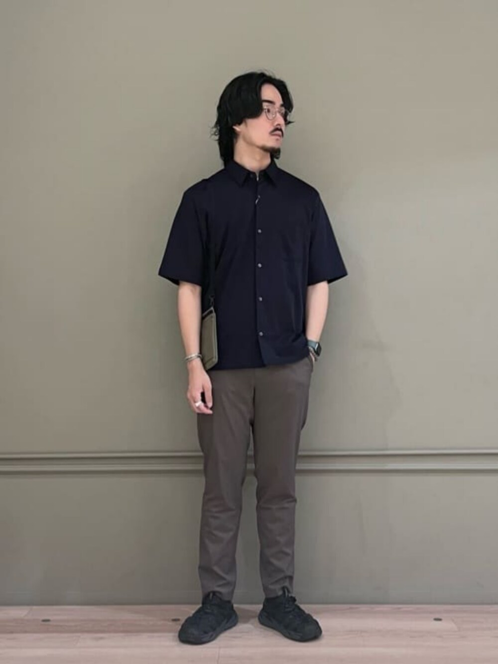 ブラウン系のその他パンツ、ブルー系のシャツ/ブラウス、グリーン系のショルダーバッグを着用したメンズの夏コーディネートの1枚目の写真