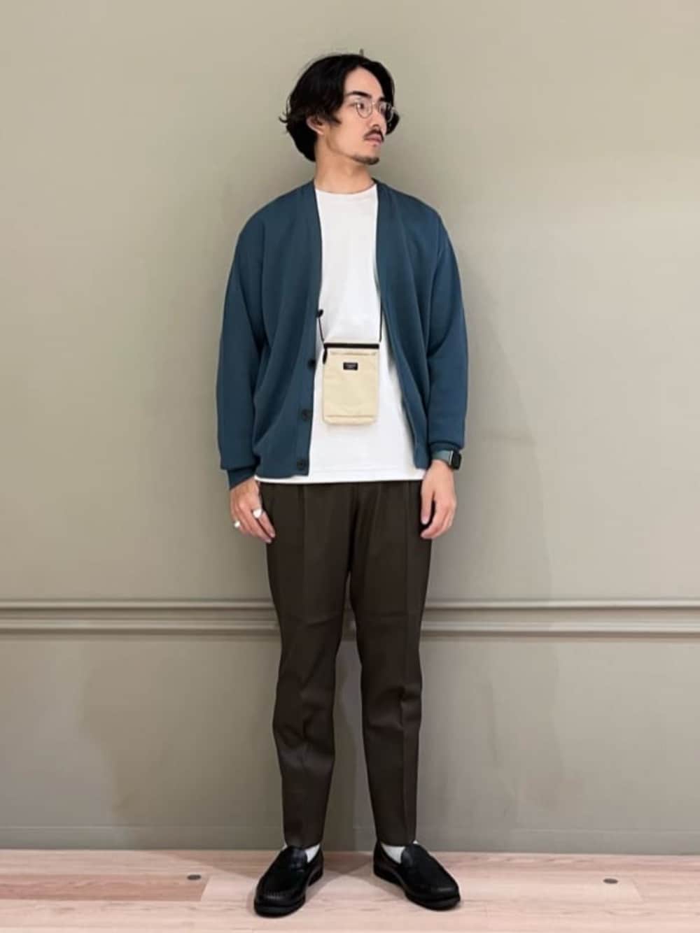 「ベーシック/トラッド、Mお悩み別 / ふともも筋肉質、トレンド」｜「green label relaxingのクリアミラノリブ Vネック カーディガン（カーディガン/ボレロ、ブルー系）」を使った、miyaokaさん（メンズ・182cm）の秋コーディネートの1枚目の写真