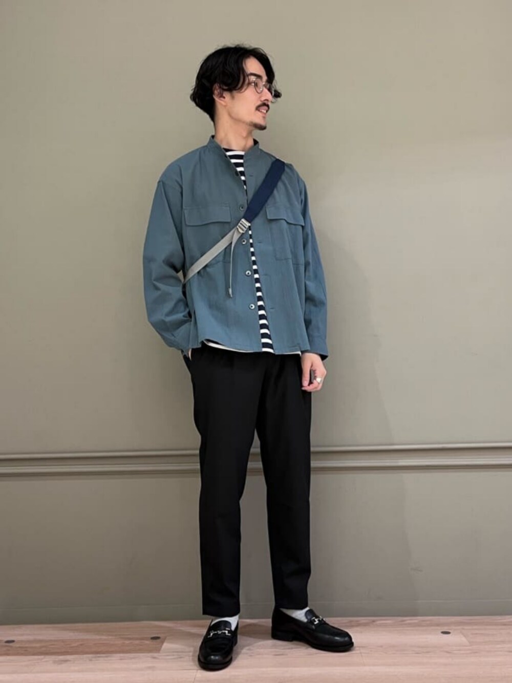 グリーン系のシャツ/ブラウス、ブルー系のTシャツ/カットソー、ホワイト系のタンクトップを着用したメンズの春コーディネートの1枚目の写真