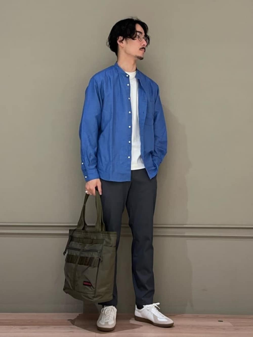 ブルー系のシャツ/ブラウス、ホワイト系のTシャツ/カットソー、グレー系のその他パンツを着用したメンズの春コーディネートの1枚目の写真