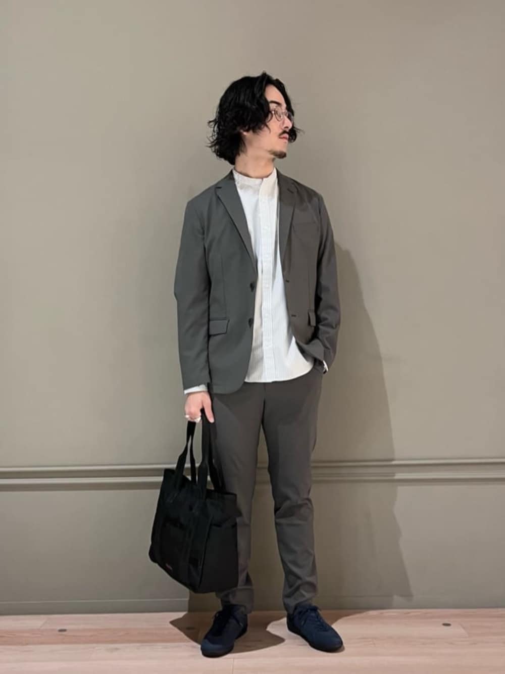 グリーン系のテーラードジャケット、グレー系のシャツ/ブラウス、グリーン系のその他パンツを着用したメンズの冬コーディネートの1枚目の写真