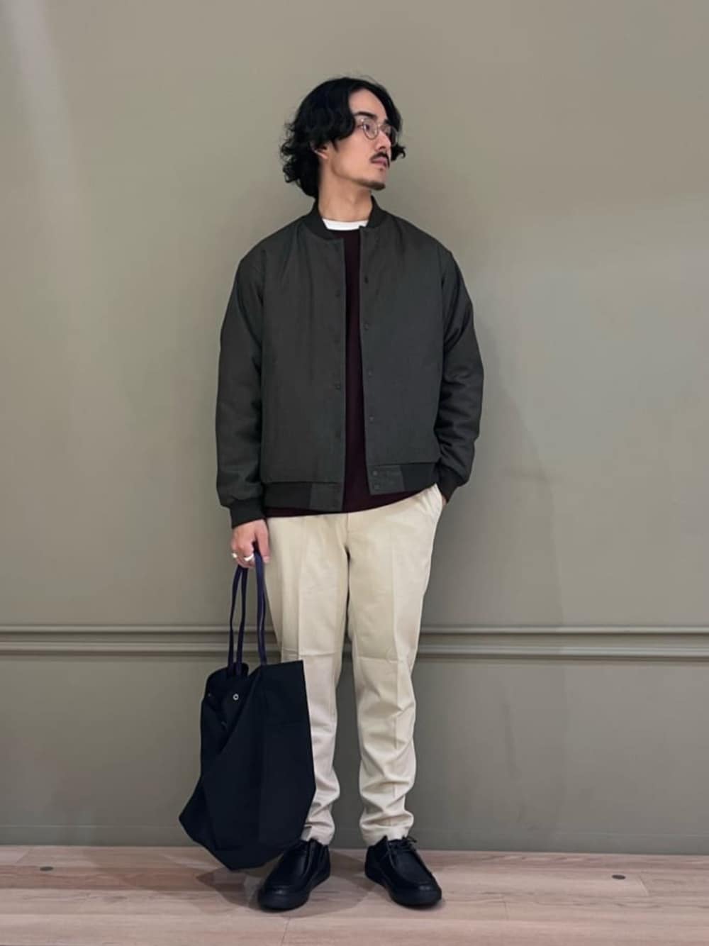 ブラック系のスニーカー、ブラウン系のスタジャン、レッド系のTシャツ/カットソーを着用したメンズの秋コーディネートの1枚目の写真