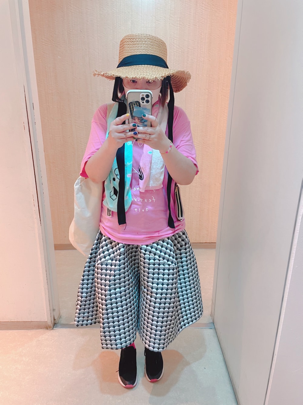「夏コーデ、スニーカー女子、Tシャツ、グッズTシャツ、ストローハット、韓国ファッション、ライブスタイル、ライブグッズ、manana、GU、40代ファッション、低身長コーデ」｜「SHEINのアイテム（帽子、ベージュ系）」を使った、さかいさん（レディース・155cm）の秋コーディネートの1枚目の写真