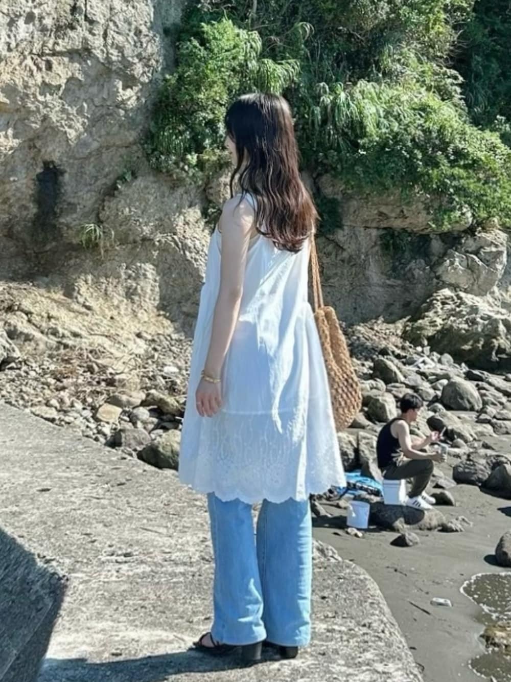 「プチプラ、夏コーデ、ゆるコーデ、ワンピース、低身長、デニム、サンダルコーデ、かごバッグ、お出かけコーデ、海、UNIQLO、カジュアルコーデ、江の島、カジュアルガーリー、キャミワンピ」｜「GRLのアイテム（ショルダーバッグ、ベージュ系）」を使った、Rinyoさん（骨格ウェーブ・レディース・148cm）の夏コーディネートの1枚目の写真