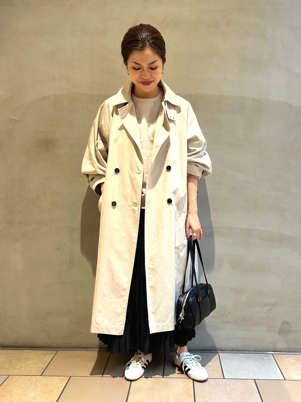 「URBAN RESEARCH DOORS、ママコーデ、RODE SKO、ロングスカート、ボストンバッグ、スウェット、きれいめカジュアル、adidas、春コーデ」｜「URBAN RESEARCH DOORSのカレッジロゴスウェット（スウェット、ベージュ系）」を使った、jimaさん（骨格ストレート・レディース・163cm）の冬コーディネートの1枚目の写真