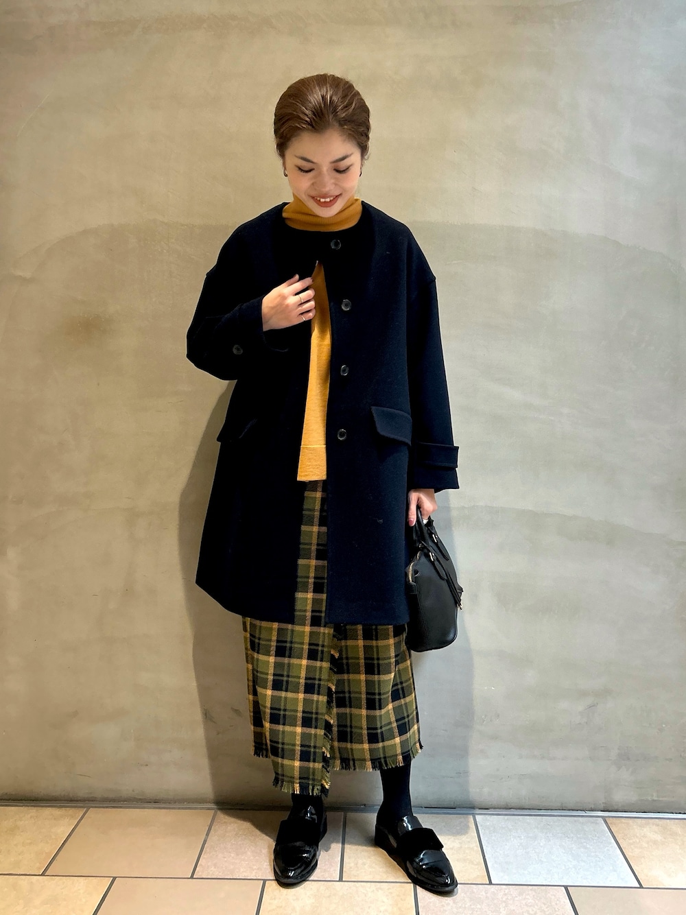 「URBAN RESEARCH DOORS、RODE SKO、ママコーデ、チェック、タートルネック、冬アウター、最近のいい感じコーデ、冬コーデ、きれいめカジュアル、お出かけコーデ、ニット、イエロー、ローファー、ボストンバッグ」｜「URBAN RESEARCH DOORSのウォッシャブルウールタートルワイドプルオーバー（ニット/セーター、イエロー系）」を使った、jimaさん（レディース・163cm）の秋コーディネートの1枚目の写真