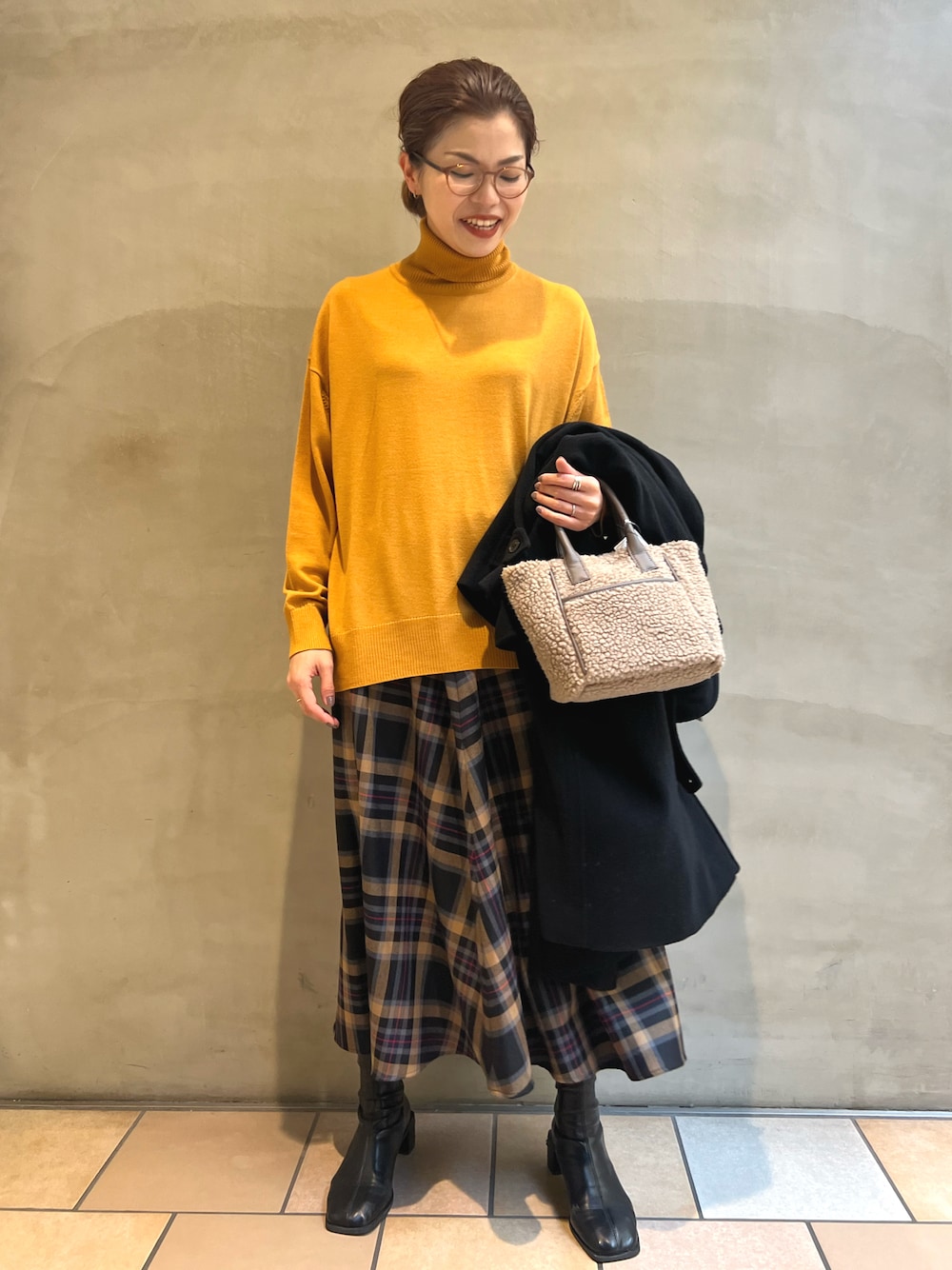 「URBAN RESEARCH DOORS、ママコーデ、ファッションを楽しもう、トートバッグ、きれいめカジュアル、冬コーデ、ニット、タートルネック、ブーツ、冬を彩る色いろコーデ」｜「KBFのスクエアトゥストレッチブーツ（ブーツ、ブラック系）」を使った、jimaさん（レディース・163cm）の秋コーディネートの1枚目の写真