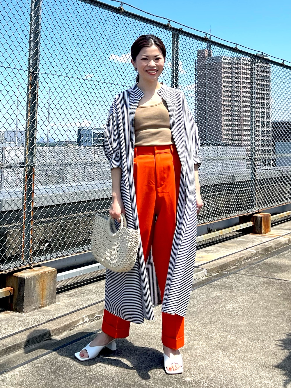 レインボー ワンピース ストライプ パフスリーブ 春 コーデ ストライプパフスリーブワンピースを使ったショップスタッフの