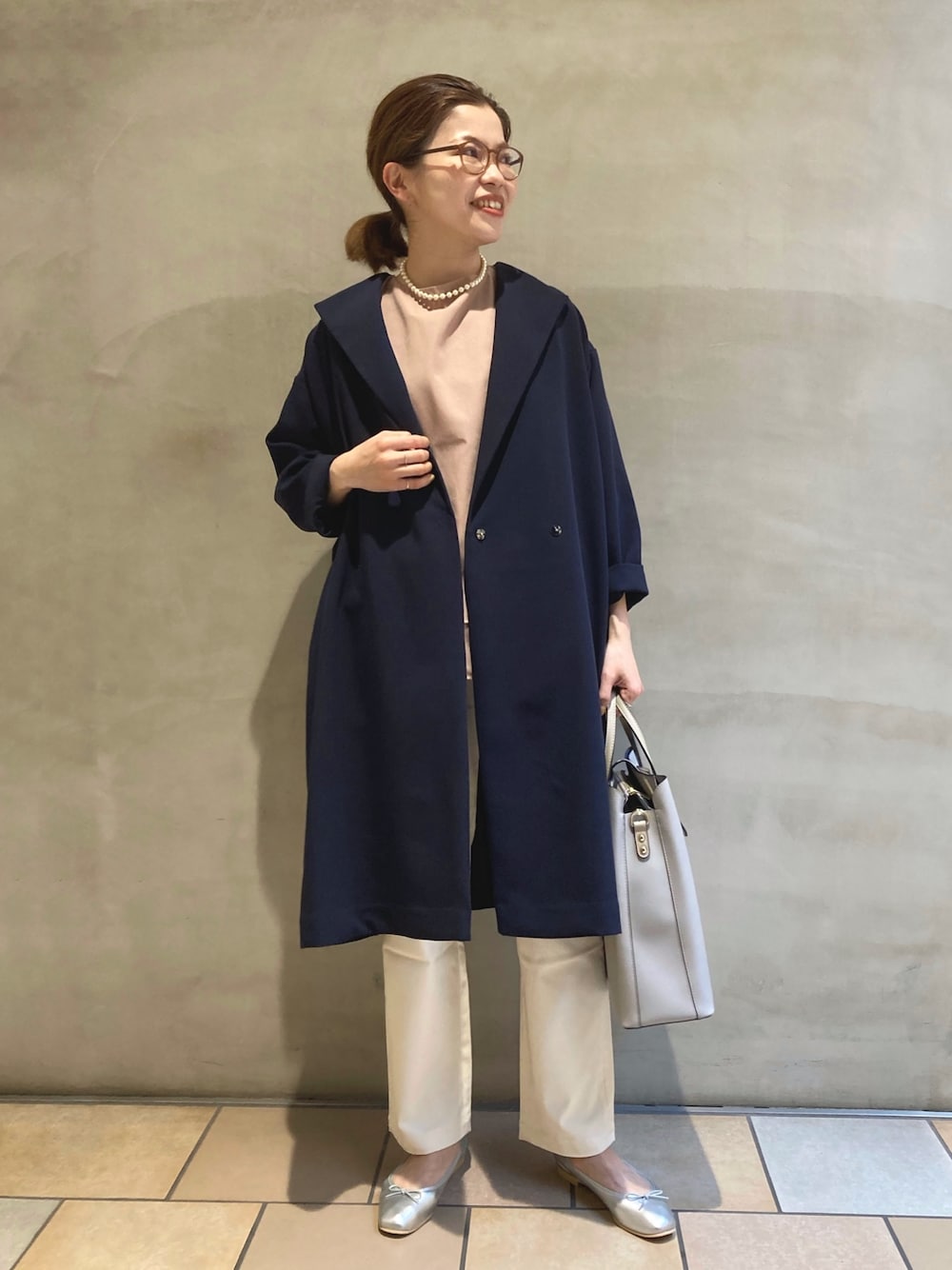 「URBAN RESEARCH DOORS、FORK&SPOON、ママコーデ、春コーデ、春色、オフィスカジュアル、春アウター、メガネ女子、プチプラ、トートバッグ、春服みてみて」｜「URBAN RESEARCH DOORSのダブルクロスガウンコート（その他アウター、ブルー系）」を使った、jimaさん（レディース・163cm）の冬コーディネートの1枚目の写真