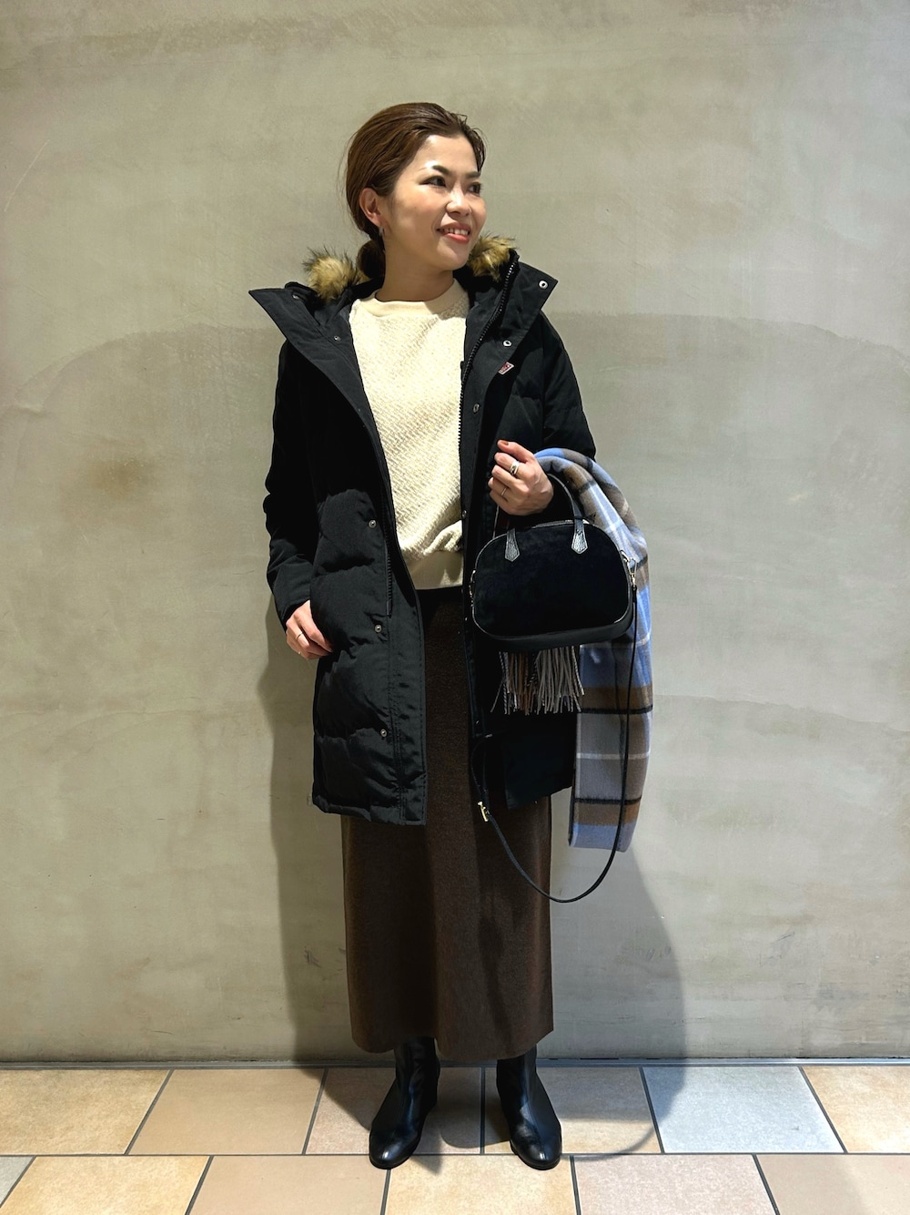 「URBAN RESEARCH DOORS、Danton、ママコーデ、ダウンジャケット、ブーツ、ニット、ボストンバッグ、クリスマスに着たい服、ロングスカート、チェック、冬コーデ、休日スタイル、きれいめカジュアル、ロングコート」｜「DANTONのアイテム（ダウンジャケット/コート、ブラック系）」を使った、jimaさん（レディース・163cm）の冬コーディネートの1枚目の写真
