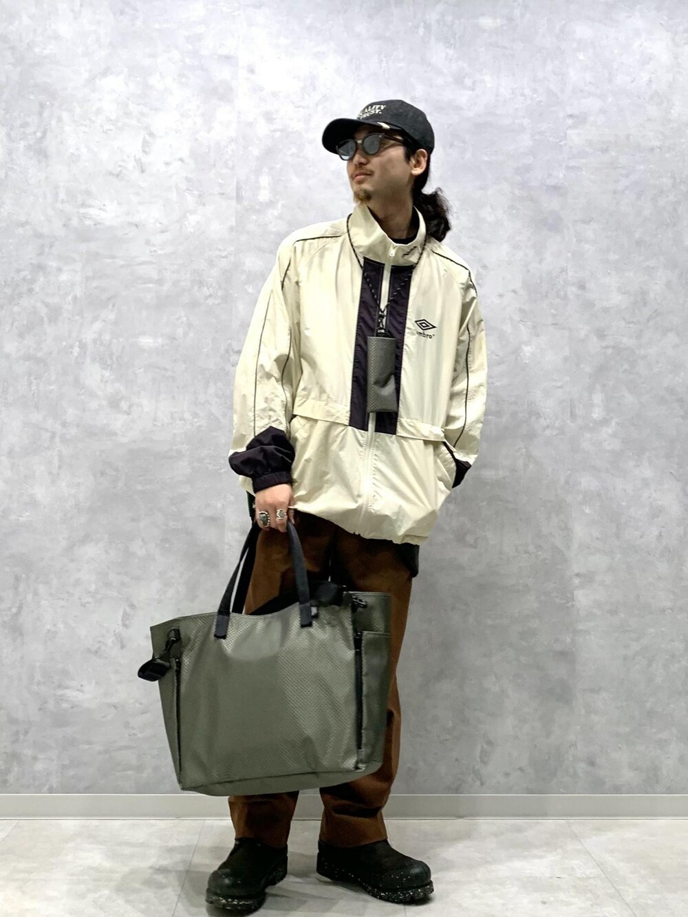 「UMBRO、別注、24SS、ADAM ET ROPÉ、HOMME、UNISEX、ブルべ、きれいめ、きれいめカジュアル、カジュアル、大人カジュアル、モード、ミリタリー、レイヤード、スポーティー」｜「ADAM ET ROPE'のラムレザー バムフラップ バッグ / ショルダーバッグ / 2Way（ショルダーバッグ、ブラック系）」を使った、イケジさん（メンズ・171cm）の冬コーディネートの1枚目の写真