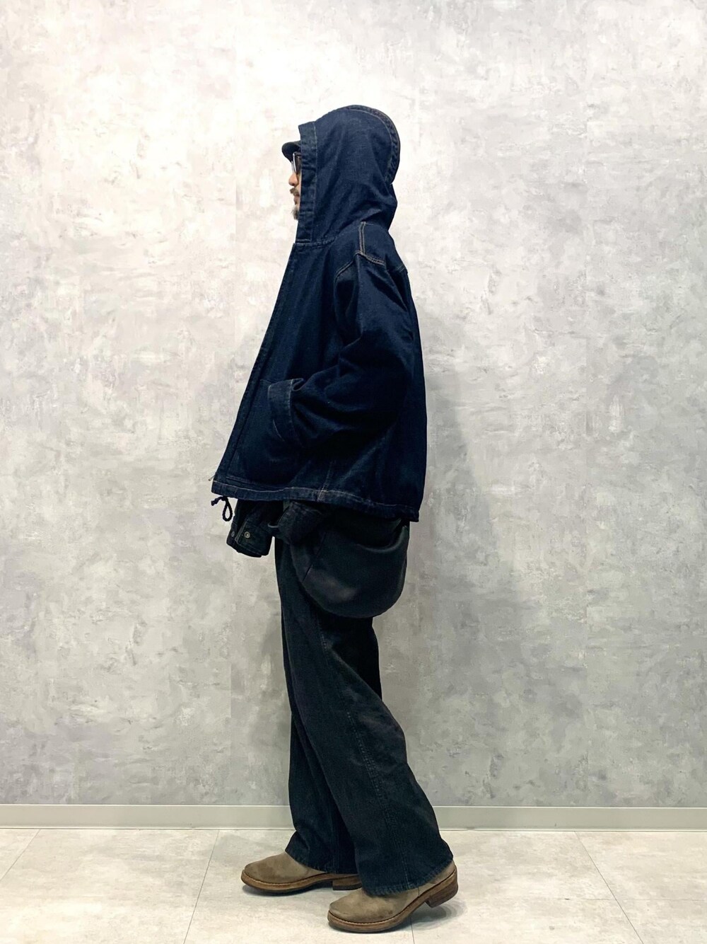 「24SS、レザー、ADAM ET ROPÉ、HOMME、UNISEX、ブルべ、きれいめ、きれいめカジュアル、カジュアル、大人カジュアル、モード、ミリタリー、レイヤード、スポーティー、アウトドア」｜「ADAM ET ROPE'のラムレザー バムフラップ バッグ / ショルダーバッグ / 2Way（ショルダーバッグ、ブラック系）」を使った、イケジさん（メンズ・171cm）の春コーディネートの1枚目の写真