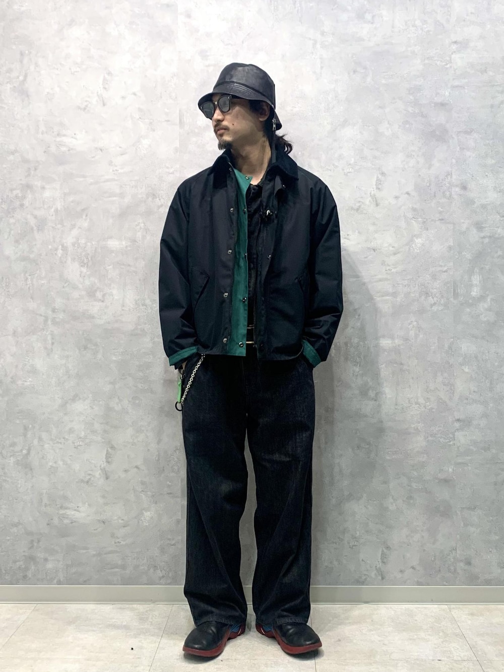 「Barbour、別注、24SS、ADAM ET ROPÉ、HOMME、UNISEX、ブルべ、きれいめ、きれいめカジュアル、カジュアル、大人カジュアル、モード、ミリタリー、レイヤード、スポーティー」｜「ADAM ET ROPE'のリサイクル コットン デニム オールインワン / サスティナブル / UNISEX（つなぎ/オールインワン、ブラック系）」を使った、イケジさん（メンズ・171cm）の春コーディネートの1枚目の写真